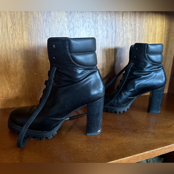 Authentic Used Stuart Weitzman size 6 - Picture 3 of 8